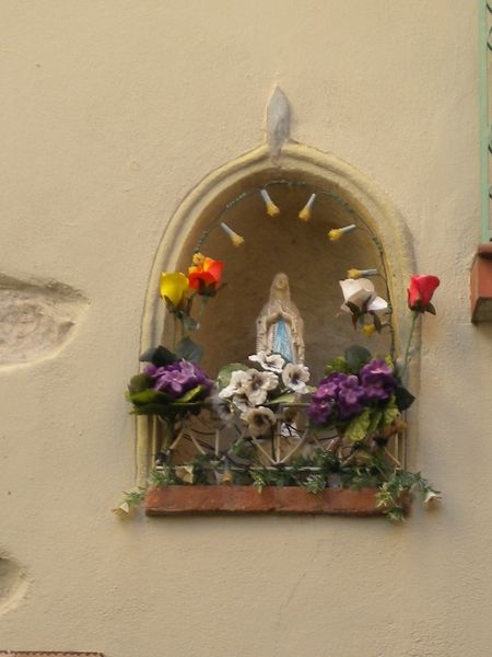 Statue rue de la Vierge